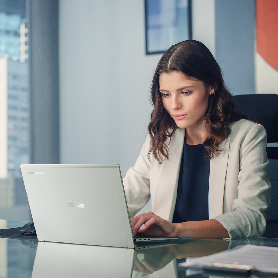 An office lading is using asus chromebook, sitting in front of the desk